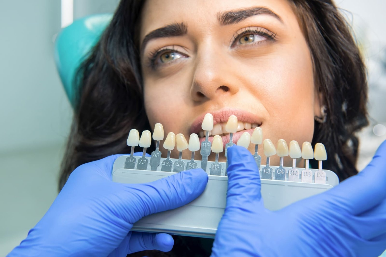 carta-de-cores-dos-dentes-maos-de-estomatologista-em-luvas (1)