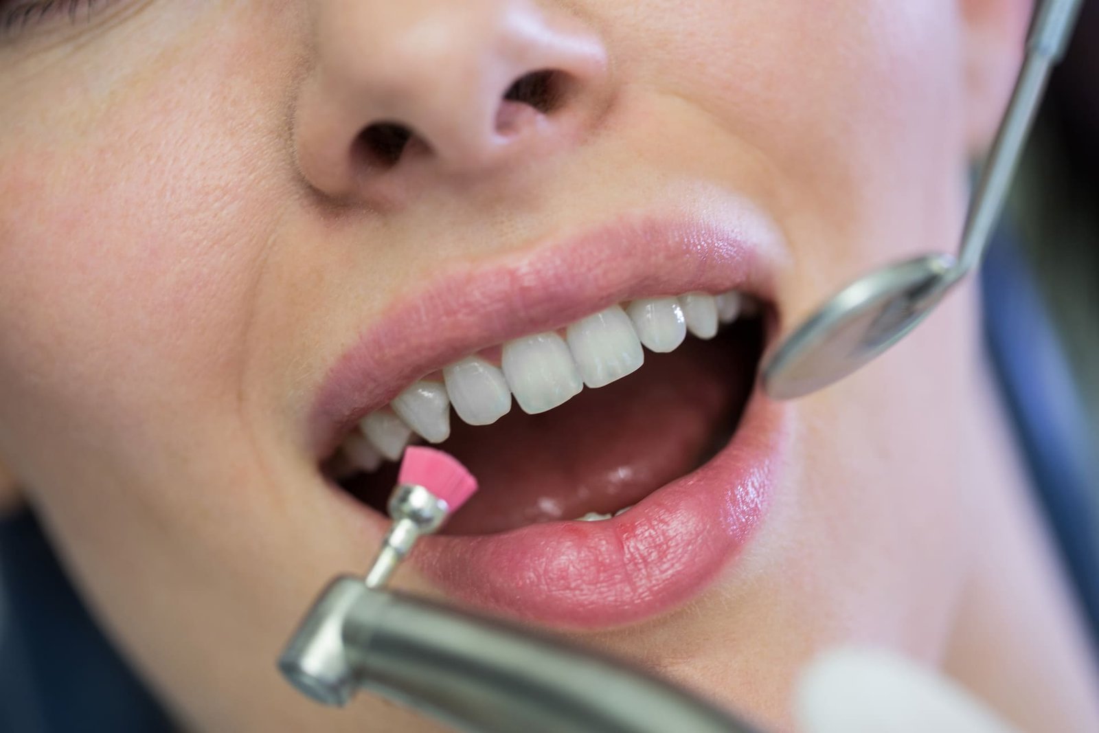 dentista-examinar-uma-paciente-sexo-feminino-com-ferramentas (1)