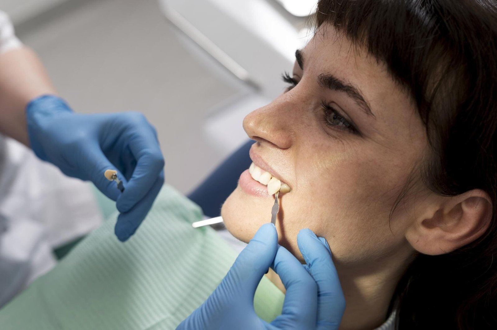 paciente-sexo-feminino-fazendo-procedimento-no-dentista (1)