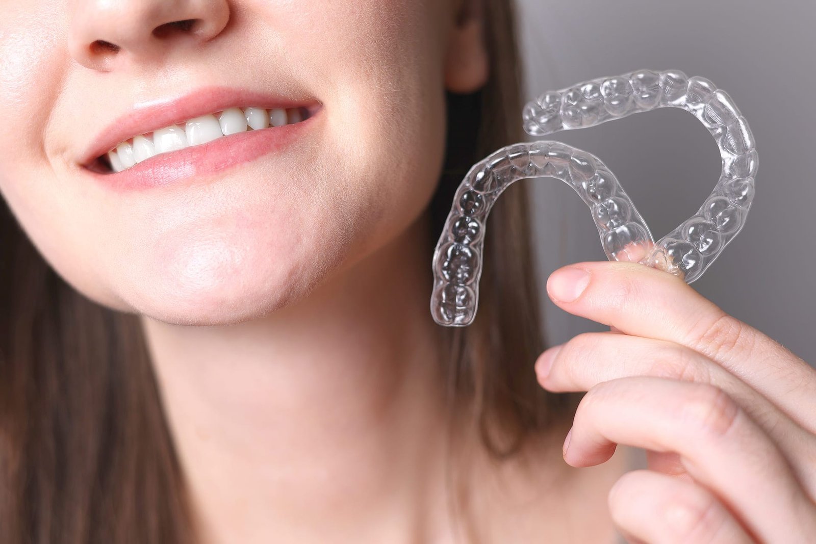 uma-mulher-segura-uma-escova-de-dentes-que-diz-dentaduras (1)